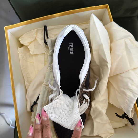 Athletic_Shoes